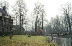 825466 Gezicht op het huis Oud Amelisweerd (Koningslaan 9) te Bunnik, tijdens restauratiewerkzaamheden aan het huis en ...